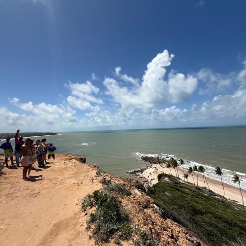 Instrutor da Paraíba Náuticos ensinando cliente a acelerar e frear o quadriciclo.