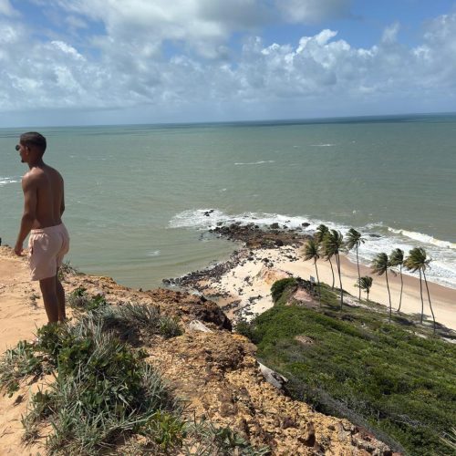 Quadriciclos passando por dentro dos Cânions de Coqueirinho com paredes de argila colorida