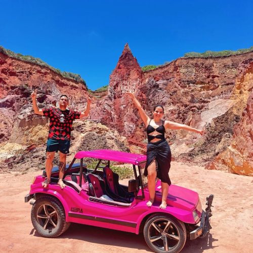 Formações rochosas coloridas do Castelo da Princesa vistas da trilha de buggy.