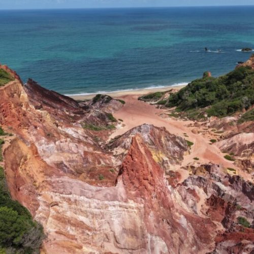 Turista pilotando quadriciclo da Paraíba Náuticos no Mirante Dedo de Deus com vista para as falésias de Coqueirinho.