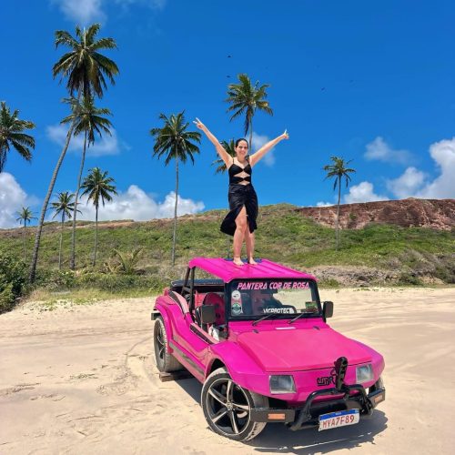 Buggy na areia próximo ao encontro do rio com o mar na Barra de Gramame.