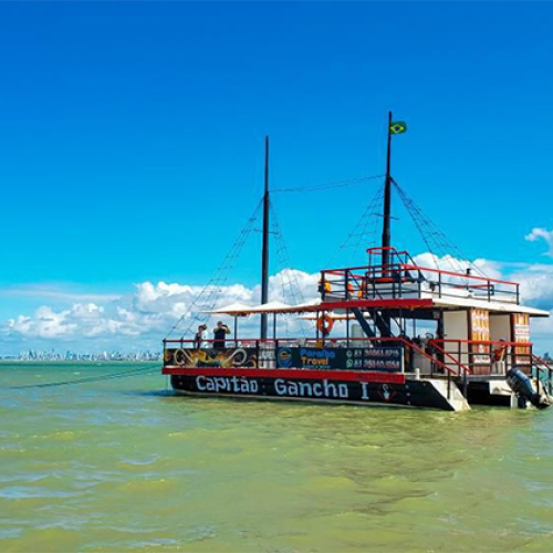 Água cristalina sobre os recifes de corais de Picãozinho em maré baixa.