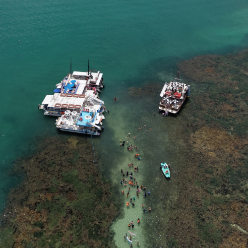 Catamarã da Paraíba Náuticos saindo da Praia de Tambaú rumo às Piscinas Naturais de Picãozinho em João Pessoa.