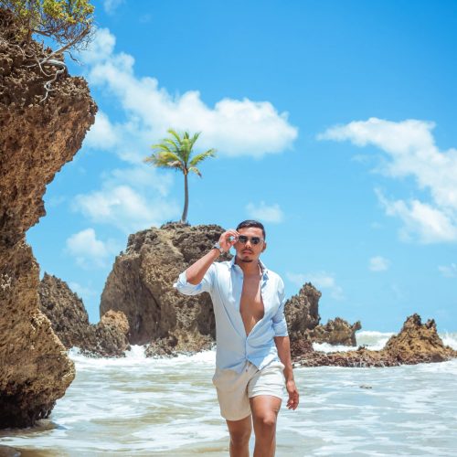 Instrutor equipando turista com capacete antes de sair para a trilha de quadriciclo.