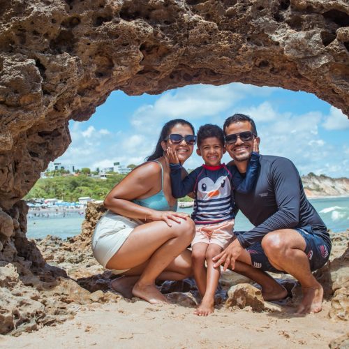 Turistas relaxando nas piscinas naturais formadas pelas rochas na parte não-naturista de Tambaba.