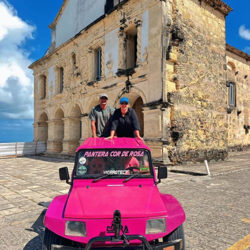 Vista do alto do Mirante de Bom Sucesso mostrando o encontro do Rio Miriri com o mar e as falésias.