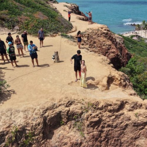 Guia da Paraíba Náuticos passando instruções de segurança para turista no quadriciclo antes da trilha.