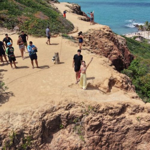 Passeio off-road de quadriciclo levantando poeira nas trilhas de terra vermelha da Costa do Conde.